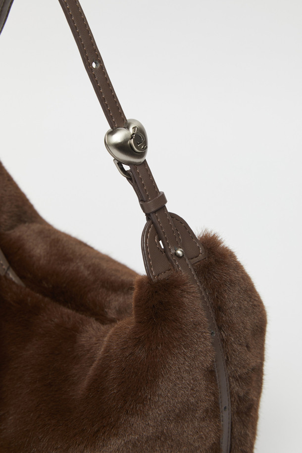 [EXCLUSIVE] 럽 문 백(Fur brown)은 부드러운 퍼 소재로 제작된 여성용 숄더백입니다. 미디엄 사이즈의 브라운 컬러 무지 가방으로, 반원 형태의 디자인과 퍼 장식이 특징입니다. 지퍼형 잠금 방식으로 내용물을 안전하게 보관할 수 있으며, 크로스바디 스트랩이 있어 다양한 스타일로 연출 가능합니다. 데이트룩, 모임룩, 소개팅룩 등 로맨틱하고 미니멀한 스타일 연출에 적합한 클래식한 디자인입니다.

