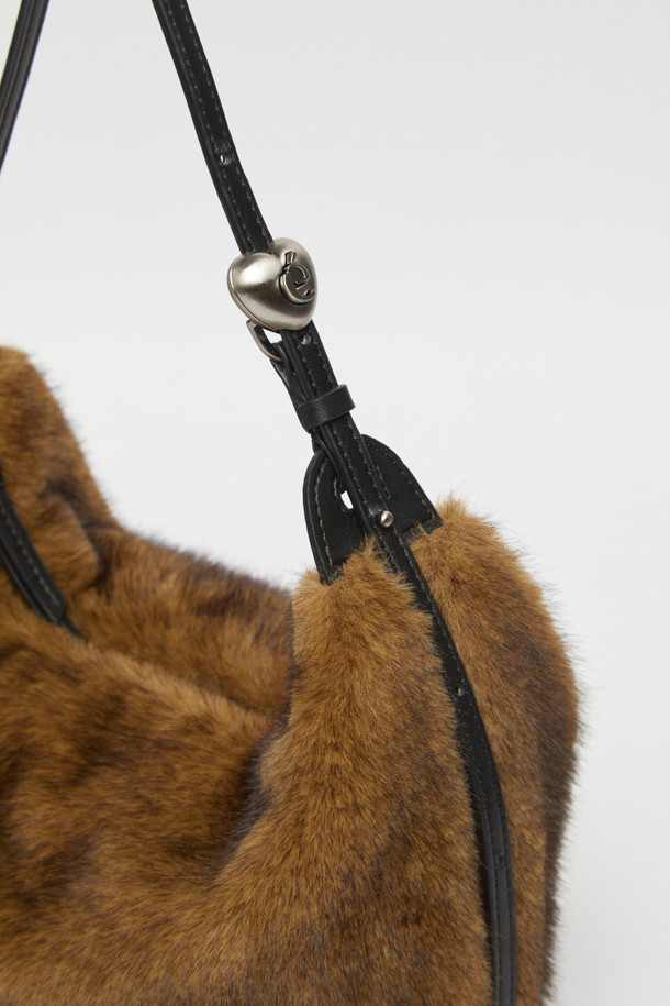 [EXCLUSIVE] 럽 문 백(퍼 베이지)은 부드러운 퍼 소재로 제작되어 포근하고 고급스러운 느낌을 선사하는 숄더백입니다. 반원 모양에 베이지 컬러, 무지 패턴으로 어떤 스타일에도 잘 어울리는 클래식하고 미니멀한 디자인을 자랑합니다. 미디엄 사이즈로 수납력 또한 뛰어나 데이트룩이나 연말 모임룩에 완벽한 포인트가 되어줍니다. 지퍼형 잠금 방식으로 소지품을 안전하게 보호하며, 크로스백으로도 활용 가능하여 실용성을 더했습니다. 겨울 시즌, 당신의 스타일을 더욱 돋보이게 해 줄 필수 아이템입니다.
