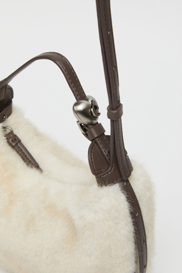 [EXCLUSIVE] 미니 럽 문 백(Fur 아이보리)은 여성스러운 스타일을 완성하는 미니백입니다. 부드러운 퍼(Fur) 소재와 아이보리 컬러가 조화롭게 어우러져 따뜻하고 포근한 느낌을 선사합니다. 반원 형태의 디자인에 숄더 스트랩과 지퍼형 잠금 방식으로 실용성을 더했습니다. 데이트룩, 모임룩, 소개팅룩 등 다양한 TPO에 매치하여 클래식, 미니멀, 걸리시 무드를 연출해보세요. 미니멀한 사이즈로 소지품을 간편하게 수납할 수 있으며, 당신의 스타일 지수를 높여줄 아이템입니다.
