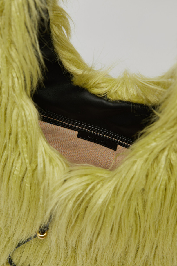 [EXCLUSIVE] 퍼 프링지 백(멜론 소다)은 부드러운 퍼 소재와 사랑스러운 멜론 소다 컬러가 돋보이는 여성용 크로스백입니다. 미디엄 사이즈의 사각 가방으로, 넉넉한 수납공간을 제공하여 실용성을 높였습니다. 데이트룩, 모임룩, 연말 모임룩 등 다양한 TPO에 어울리며, 캐주얼, 걸리시, 로맨틱 스타일을 연출하기 좋습니다. 부드러운 퍼 소재 특성상 정전기에 유의하여 사용하고, 열과 직사광선을 피해 보관하십시오. 더스트백이 포함되어 있어 멜론 소다 컬러의 가방을 안전하게 보관할 수 있습니다.
