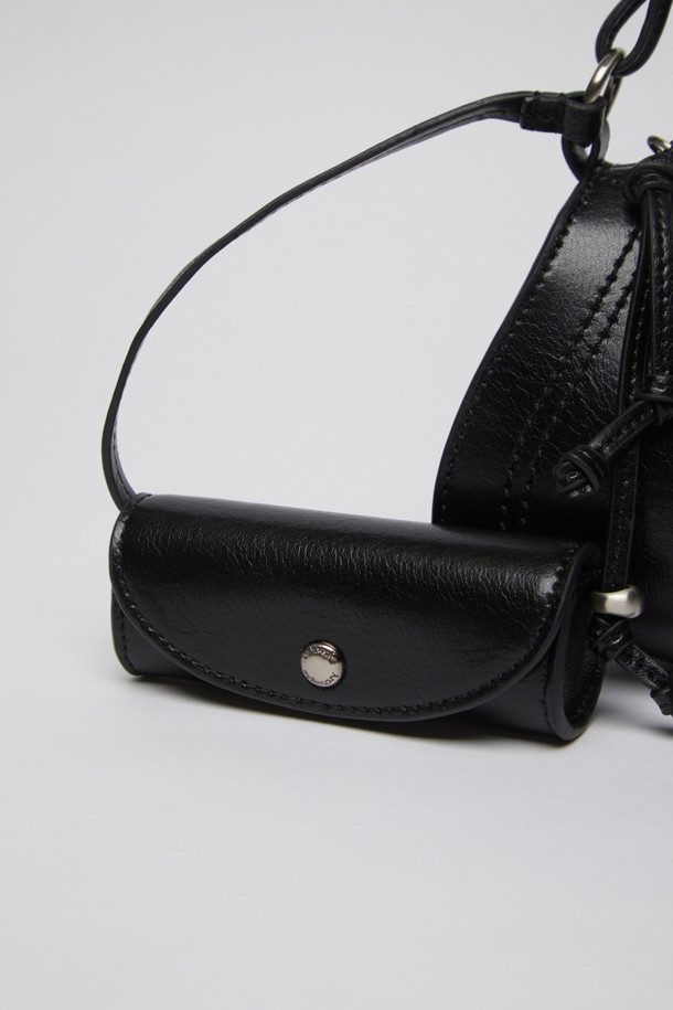 매듭 케이스 백(Deep sleep)은 미니멀하고 캐주얼한 스타일의 여성용 크로스백입니다. 부드러운 합성가죽 소재에 블랙 색상으로, 어디든 코디하기 용이합니다. 미디엄 사이즈의 반원 형태 가방으로, 매듭 디테일과 숄더 스트랩으로 포인트를 더했습니다. 지퍼형 잠금 방식으로 소지품을 안전하게 보관할 수 있으며, 일상에서 편하게 사용할 수 있습니다. 심플하면서도 세련된 디자인으로 데일리백으로 활용하기 좋습니다.
