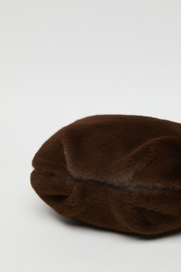 [EXCLUSIVE] 럽 문 백(Fur brown)은 부드러운 퍼 소재로 제작된 여성용 숄더백입니다. 미디엄 사이즈의 브라운 컬러 무지 가방으로, 반원 형태의 디자인과 퍼 장식이 특징입니다. 지퍼형 잠금 방식으로 내용물을 안전하게 보관할 수 있으며, 크로스바디 스트랩이 있어 다양한 스타일로 연출 가능합니다. 데이트룩, 모임룩, 소개팅룩 등 로맨틱하고 미니멀한 스타일 연출에 적합한 클래식한 디자인입니다.
