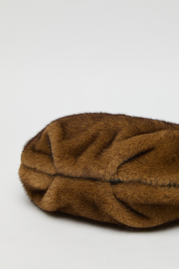 [EXCLUSIVE] 럽 문 백(퍼 베이지)은 부드러운 퍼 소재로 제작되어 포근하고 고급스러운 느낌을 선사하는 숄더백입니다. 반원 모양에 베이지 컬러, 무지 패턴으로 어떤 스타일에도 잘 어울리는 클래식하고 미니멀한 디자인을 자랑합니다. 미디엄 사이즈로 수납력 또한 뛰어나 데이트룩이나 연말 모임룩에 완벽한 포인트가 되어줍니다. 지퍼형 잠금 방식으로 소지품을 안전하게 보호하며, 크로스백으로도 활용 가능하여 실용성을 더했습니다. 겨울 시즌, 당신의 스타일을 더욱 돋보이게 해 줄 필수 아이템입니다.
