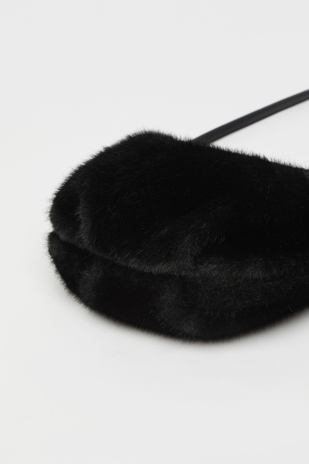 [EXCLUSIVE] 미니 럽 문 백(Fur black)은 부드러운 퍼 소재로 제작되어 우아하고 캐주얼한 스타일을 연출하는 여성용 미니백입니다. 블랙 컬러에 무지 패턴, 반원 모양으로 디자인되었으며, 숄더백과 크로스백 두 가지 방식으로 활용 가능합니다. 지퍼형 잠금 방식으로 소지품을 안전하게 보관할 수 있으며, 데이트룩, 캐주얼, 클래식, 미니멀 스타일 모두에 잘 어울립니다. 조절 가능한 스트랩으로 편안하게 착용할 수 있어 일상에서 활용하기 좋습니다.
