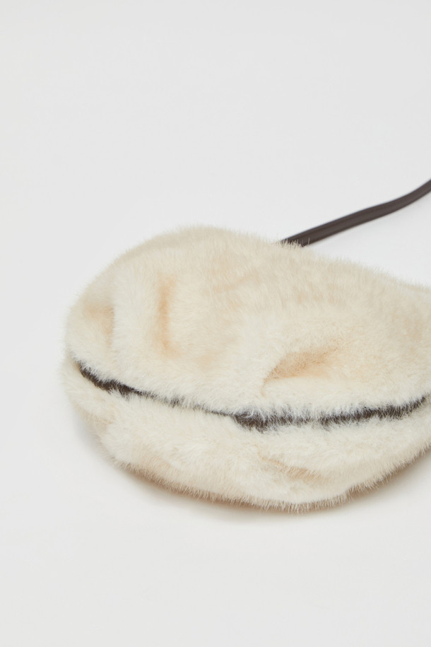 [EXCLUSIVE] 미니 럽 문 백(Fur 아이보리)은 여성스러운 스타일을 완성하는 미니백입니다. 부드러운 퍼(Fur) 소재와 아이보리 컬러가 조화롭게 어우러져 따뜻하고 포근한 느낌을 선사합니다. 반원 형태의 디자인에 숄더 스트랩과 지퍼형 잠금 방식으로 실용성을 더했습니다. 데이트룩, 모임룩, 소개팅룩 등 다양한 TPO에 매치하여 클래식, 미니멀, 걸리시 무드를 연출해보세요. 미니멀한 사이즈로 소지품을 간편하게 수납할 수 있으며, 당신의 스타일 지수를 높여줄 아이템입니다.
