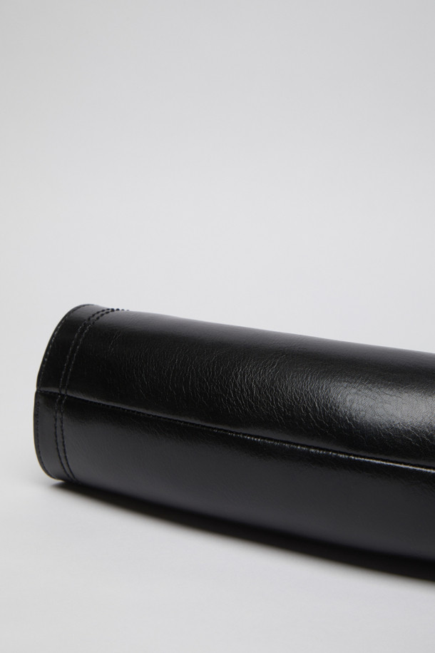 매듭 케이스 백(Deep sleep)은 미니멀하고 캐주얼한 스타일의 여성용 크로스백입니다. 부드러운 합성가죽 소재에 블랙 색상으로, 어디든 코디하기 용이합니다. 미디엄 사이즈의 반원 형태 가방으로, 매듭 디테일과 숄더 스트랩으로 포인트를 더했습니다. 지퍼형 잠금 방식으로 소지품을 안전하게 보관할 수 있으며, 일상에서 편하게 사용할 수 있습니다. 심플하면서도 세련된 디자인으로 데일리백으로 활용하기 좋습니다.
