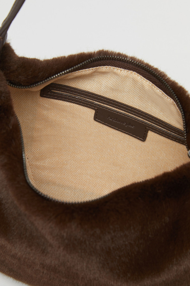 [EXCLUSIVE] 럽 문 백(Fur brown)은 부드러운 퍼 소재로 제작된 여성용 숄더백입니다. 미디엄 사이즈의 브라운 컬러 무지 가방으로, 반원 형태의 디자인과 퍼 장식이 특징입니다. 지퍼형 잠금 방식으로 내용물을 안전하게 보관할 수 있으며, 크로스바디 스트랩이 있어 다양한 스타일로 연출 가능합니다. 데이트룩, 모임룩, 소개팅룩 등 로맨틱하고 미니멀한 스타일 연출에 적합한 클래식한 디자인입니다.
