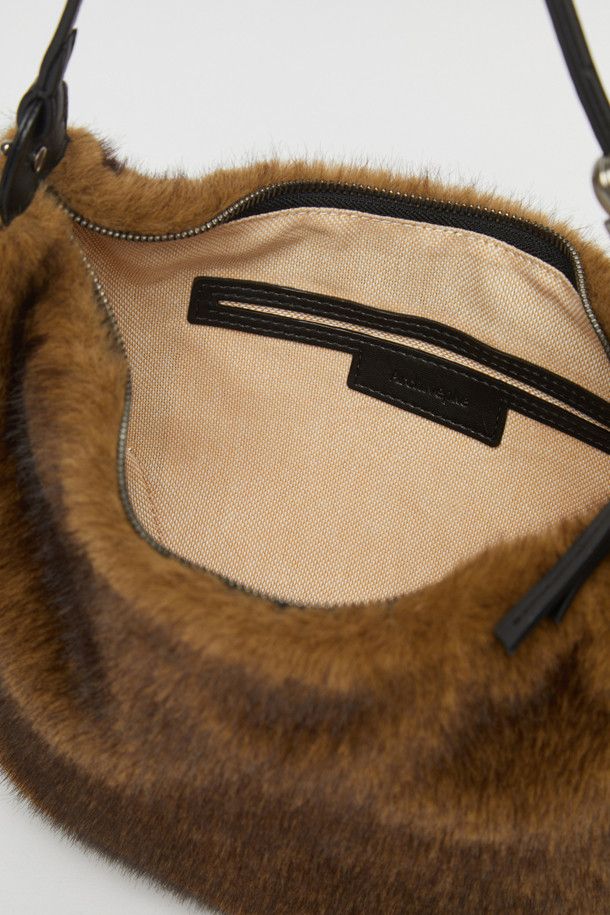 [EXCLUSIVE] 럽 문 백(퍼 베이지)은 부드러운 퍼 소재로 제작되어 포근하고 고급스러운 느낌을 선사하는 숄더백입니다. 반원 모양에 베이지 컬러, 무지 패턴으로 어떤 스타일에도 잘 어울리는 클래식하고 미니멀한 디자인을 자랑합니다. 미디엄 사이즈로 수납력 또한 뛰어나 데이트룩이나 연말 모임룩에 완벽한 포인트가 되어줍니다. 지퍼형 잠금 방식으로 소지품을 안전하게 보호하며, 크로스백으로도 활용 가능하여 실용성을 더했습니다. 겨울 시즌, 당신의 스타일을 더욱 돋보이게 해 줄 필수 아이템입니다.
