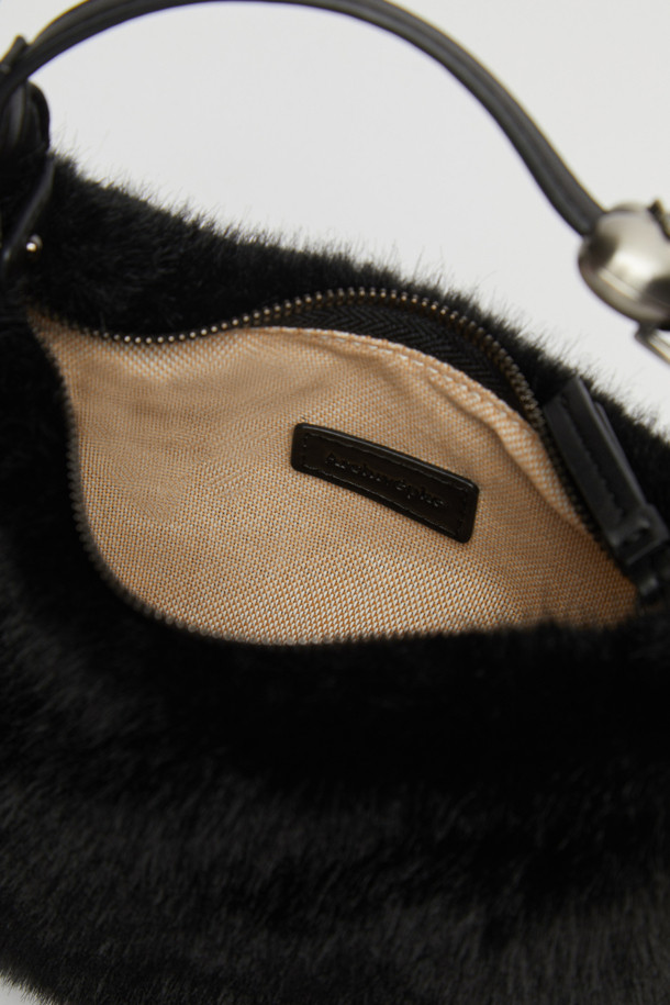 [EXCLUSIVE] 미니 럽 문 백(Fur black)은 부드러운 퍼 소재로 제작되어 우아하고 캐주얼한 스타일을 연출하는 여성용 미니백입니다. 블랙 컬러에 무지 패턴, 반원 모양으로 디자인되었으며, 숄더백과 크로스백 두 가지 방식으로 활용 가능합니다. 지퍼형 잠금 방식으로 소지품을 안전하게 보관할 수 있으며, 데이트룩, 캐주얼, 클래식, 미니멀 스타일 모두에 잘 어울립니다. 조절 가능한 스트랩으로 편안하게 착용할 수 있어 일상에서 활용하기 좋습니다.
