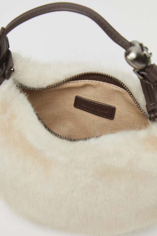 [EXCLUSIVE] 미니 럽 문 백(Fur 아이보리)은 여성스러운 스타일을 완성하는 미니백입니다. 부드러운 퍼(Fur) 소재와 아이보리 컬러가 조화롭게 어우러져 따뜻하고 포근한 느낌을 선사합니다. 반원 형태의 디자인에 숄더 스트랩과 지퍼형 잠금 방식으로 실용성을 더했습니다. 데이트룩, 모임룩, 소개팅룩 등 다양한 TPO에 매치하여 클래식, 미니멀, 걸리시 무드를 연출해보세요. 미니멀한 사이즈로 소지품을 간편하게 수납할 수 있으며, 당신의 스타일 지수를 높여줄 아이템입니다.
