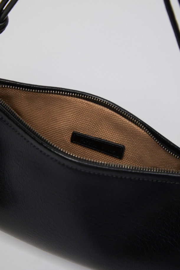 매듭 케이스 백(Deep sleep)은 미니멀하고 캐주얼한 스타일의 여성용 크로스백입니다. 부드러운 합성가죽 소재에 블랙 색상으로, 어디든 코디하기 용이합니다. 미디엄 사이즈의 반원 형태 가방으로, 매듭 디테일과 숄더 스트랩으로 포인트를 더했습니다. 지퍼형 잠금 방식으로 소지품을 안전하게 보관할 수 있으며, 일상에서 편하게 사용할 수 있습니다. 심플하면서도 세련된 디자인으로 데일리백으로 활용하기 좋습니다.
