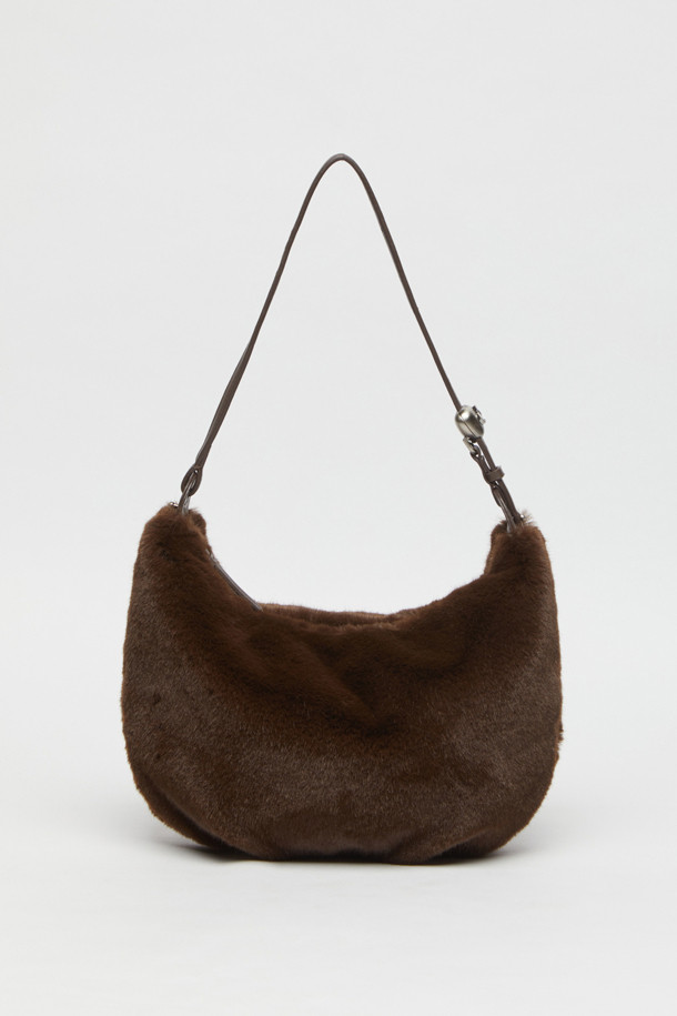 [EXCLUSIVE] 럽 문 백(Fur brown)은 부드러운 퍼 소재로 제작된 여성용 숄더백입니다. 미디엄 사이즈의 브라운 컬러 무지 가방으로, 반원 형태의 디자인과 퍼 장식이 특징입니다. 지퍼형 잠금 방식으로 내용물을 안전하게 보관할 수 있으며, 크로스바디 스트랩이 있어 다양한 스타일로 연출 가능합니다. 데이트룩, 모임룩, 소개팅룩 등 로맨틱하고 미니멀한 스타일 연출에 적합한 클래식한 디자인입니다.
