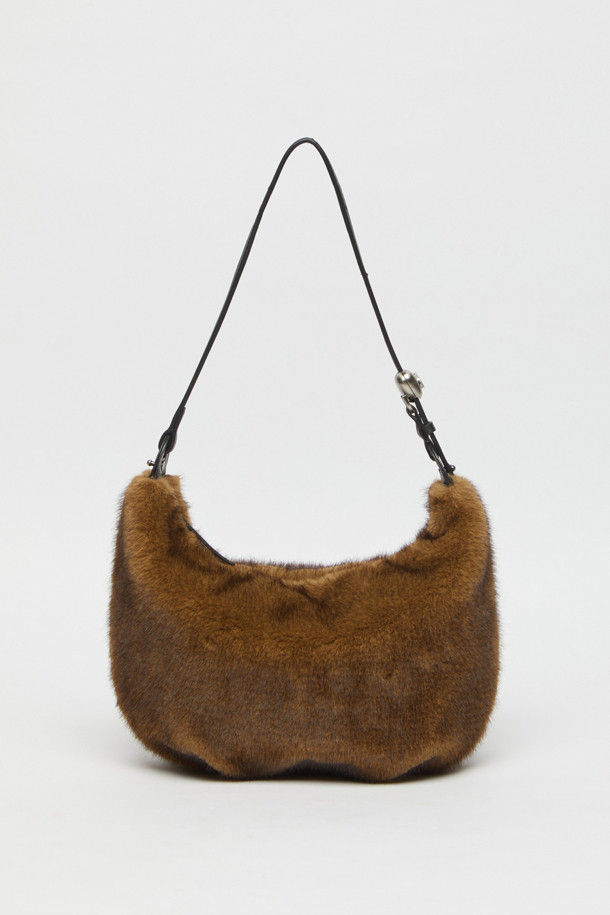 [EXCLUSIVE] 럽 문 백(퍼 베이지)은 부드러운 퍼 소재로 제작되어 포근하고 고급스러운 느낌을 선사하는 숄더백입니다. 반원 모양에 베이지 컬러, 무지 패턴으로 어떤 스타일에도 잘 어울리는 클래식하고 미니멀한 디자인을 자랑합니다. 미디엄 사이즈로 수납력 또한 뛰어나 데이트룩이나 연말 모임룩에 완벽한 포인트가 되어줍니다. 지퍼형 잠금 방식으로 소지품을 안전하게 보호하며, 크로스백으로도 활용 가능하여 실용성을 더했습니다. 겨울 시즌, 당신의 스타일을 더욱 돋보이게 해 줄 필수 아이템입니다.
