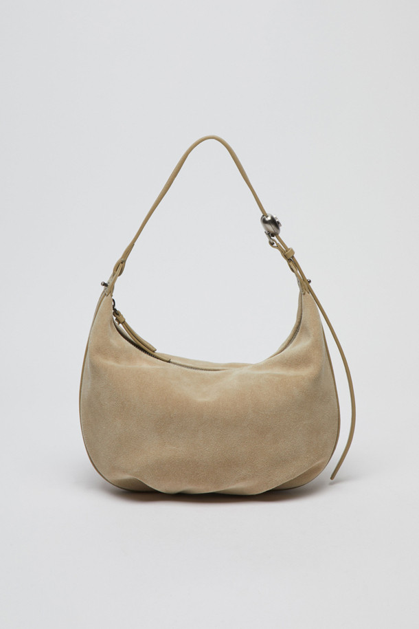 Luv moon bag(스웨이드 크림)은 부드러운 소가죽과 매트한 스웨이드 소재의 조화가 돋보이는 여성용 호보백입니다. 미디엄 사이즈의 반달형 디자인으로, 하트 스토퍼와 슬라이드 디테일이 돋보이며 데일리백으로 활용하기 좋습니다. 크림 컬러의 무지 디자인으로 미니멀하고 클래식한 스타일을 연출하며, 사이즈 및 스트랩 조절이 가능하여 실용성을 더했습니다. 부드러운 촉감과 더스트백 포함으로 소장 가치를 높였습니다. 일상에서 편안하게 사용할 수 있는 가방입니다.
