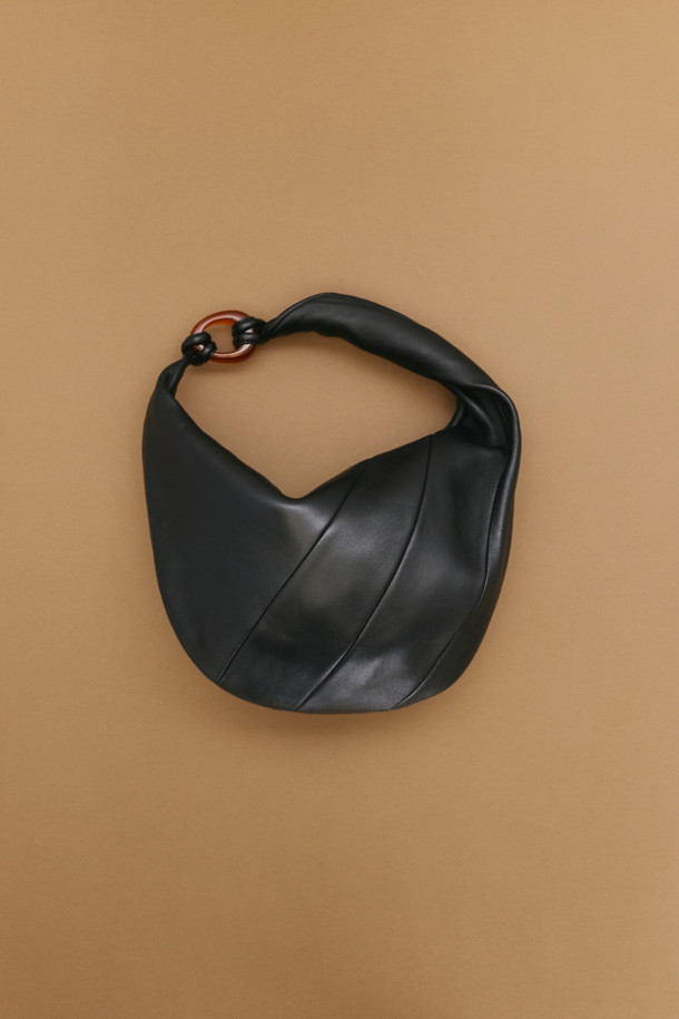 미니 플링 트위스트 백(Deep sleep)은 여성용 미니 백으로, 미니멀하고 모던한 스타일을 추구하는 분들을 위한 제품입니다. 블랙 컬러의 합성가죽 소재로 제작되었으며, 무지 디자인에 트위스트 디자인 장식이 더해져 세련된 느낌을 줍니다. 반원 모양의 가방으로, 자석형 잠금방식과 크로스백, 숄더백으로 활용 가능한 실용성을 갖췄습니다. 데이트룩, 모임룩 등 다양한 TPO에 어울리며, 미니멀, 클래식, 시크한 스타일을 연출하기 좋습니다. 일상생활에서 간편하게 사용할 수 있는 아이템입니다.
