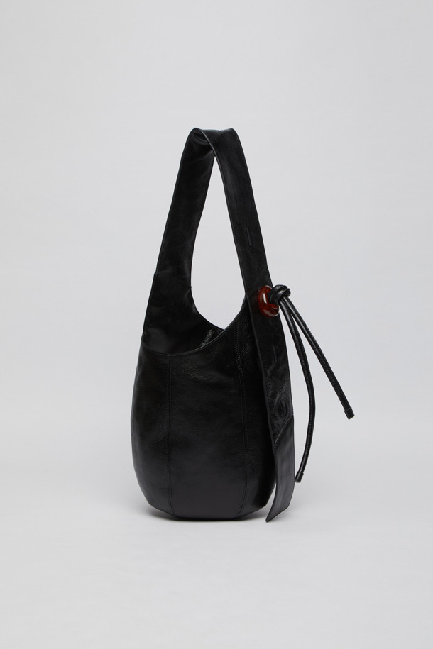 세련된 스타일을 완성하는 Fling pot bag(딥 슬립)을 소개합니다. 여성용 숄더백과 크로스백으로 활용 가능한 미디엄 사이즈 가방이며, 블랙 색상에 무지 패턴으로 어떤 옷차림에도 잘 어울립니다. 합성가죽 소재로 제작되어 고급스러운 느낌을 주며, 반원 형태와 지퍼형 잠금 방식으로 디자인되었습니다. 데이트룩, 모임룩, 출근룩 등 다양한 TPO에 미니멀, 클래식, 시크한 스타일을 더해줍니다.
