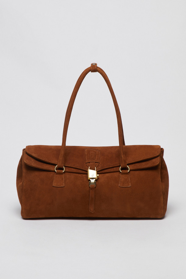 Luv lock duffle bag(스웨이드 카라멜)은 클래식하고 미니멀한 스타일을 추구하는 여성분들을 위한 라지 사이즈 더플백입니다. 부드러운 스웨이드 소재와 따뜻한 카라멜 컬러가 고급스러운 분위기를 자아내며, 버클형 잠금 방식으로 디자인의 포인트를 더했습니다. 여행룩, 휴가룩에 잘 어울리며, 넉넉한 수납공간과 손잡이 디테일로 실용성까지 갖춘 제품입니다. 원통형 디자인으로 클래식한 매력을 더했습니다.
