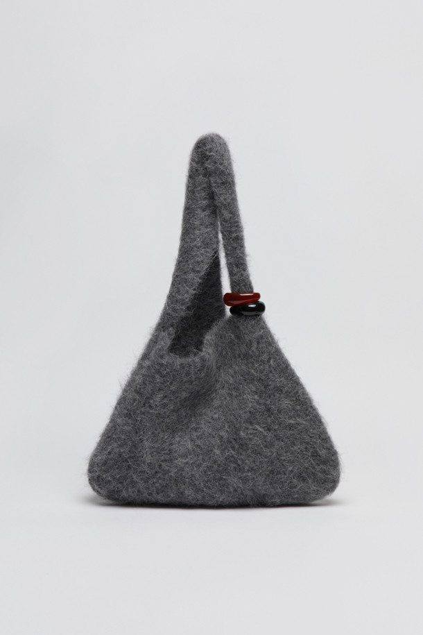 Formica knit bag(Grey)는 부드러운 알파카, 나일론, 스판덱스, 울, 니트 소재로 제작된 여성용 니트백입니다. 미디엄 사이즈의 가방으로, 그레이 색상에 호마이카 장식이 돋보이며, 무지 패턴의 비대칭 및 사각 디자인이 특징입니다. 오픈형 잠금 방식을 갖춘 숄더백 또는 토트백으로, 가볍고 헤어리한 소재감과 유연한 형태가 특징이며 신축성이 있어 편안하게 사용 가능합니다. 데이트룩, 모임룩, 미니멀, 클래식 스타일 연출에 적합합니다.
