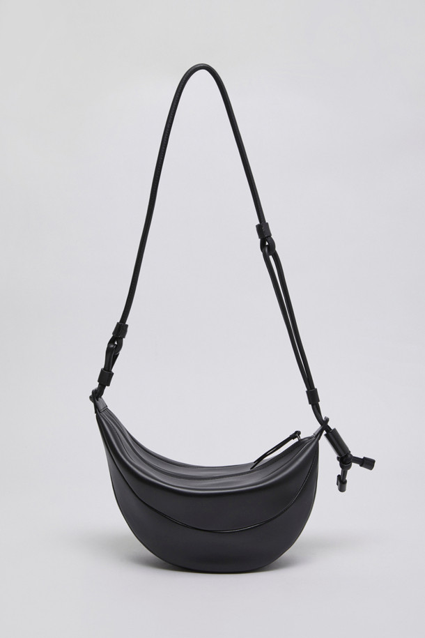 Fling bag(딥 슬립)은 여성용으로, 미니멀하고 베이직한 스타일을 추구하는 분들을 위한 블랙 색상의 스몰 사이즈 반원형 숄더백/크로스백입니다. 합성가죽 소재에 무지 패턴으로 깔끔함을 더했으며, 지퍼형 잠금 방식으로 소지품을 안전하게 보관할 수 있습니다. 일상 용도로 활용하기 좋으며, 클래식한 무드를 연출합니다. 심플한 디자인으로 어떤 룩에도 잘 어울려 데일리백으로 손색없습니다.
