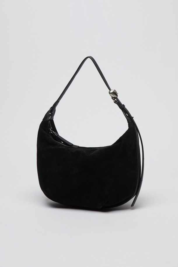Luv moon bag(스웨이드 블랙)은 부드럽고 매트한 촉감의 스웨이드와 양가죽 소재의 미디엄 사이즈 호보백입니다. 하트 스토퍼 디자인과 반원 모양이 특징이며, 길이 조절이 가능합니다. 블랙 컬러의 무지 디자인으로, 클래식, 미니멀, 시크 스타일을 연출하는 데 적합합니다. 데이트룩, 모임룩, 소개팅룩에 매치하여 세련된 분위기를 더할 수 있습니다. 다만, 털날림과 이염에 취약하며, 물, 땀, 습기에 주의하여 사용해야 합니다.
