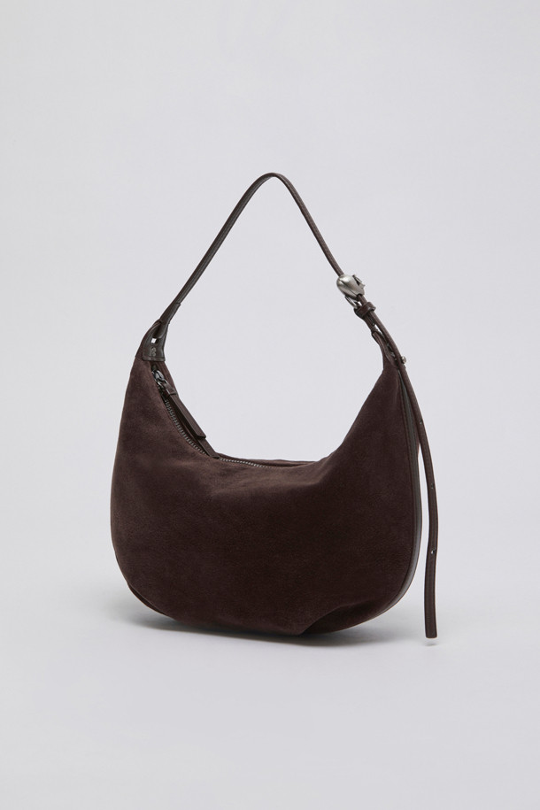 Luv moon bag(스웨이드 브라운)은 부드러운 스웨이드와 양가죽 소재로 제작되어 매트한 질감과 자연스러운 주름이 돋보이는 미디엄 사이즈의 호보백입니다. 미니멀하고 캐주얼한 스타일에 잘 어울리며, 하트 스토퍼와 슬라이더 디자인 장식이 특징입니다. 반원 모양에 오픈형 잠금 방식을 채택하여 편안하게 사용할 수 있으며, 사이즈 조절이 가능합니다. 데일리 백으로 활용하기 좋으며, 털 빠짐 현상과 수분에 취약하니 주의하여 사용해야 합니다. 더스트백이 포함되어 있습니다.
