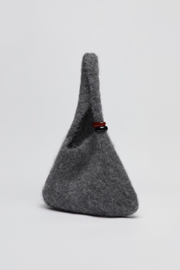 Formica knit bag(Grey)는 부드러운 알파카, 나일론, 스판덱스, 울, 니트 소재로 제작된 여성용 니트백입니다. 미디엄 사이즈의 가방으로, 그레이 색상에 호마이카 장식이 돋보이며, 무지 패턴의 비대칭 및 사각 디자인이 특징입니다. 오픈형 잠금 방식을 갖춘 숄더백 또는 토트백으로, 가볍고 헤어리한 소재감과 유연한 형태가 특징이며 신축성이 있어 편안하게 사용 가능합니다. 데이트룩, 모임룩, 미니멀, 클래식 스타일 연출에 적합합니다.
