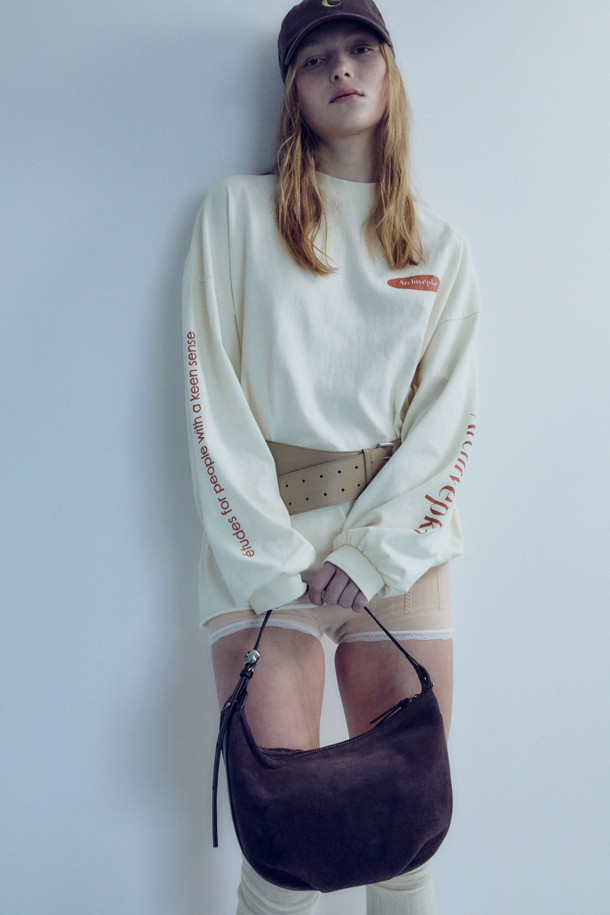 Luv moon bag(스웨이드 브라운)은 부드러운 스웨이드와 양가죽 소재로 제작되어 매트한 질감과 자연스러운 주름이 돋보이는 미디엄 사이즈의 호보백입니다. 미니멀하고 캐주얼한 스타일에 잘 어울리며, 하트 스토퍼와 슬라이더 디자인 장식이 특징입니다. 반원 모양에 오픈형 잠금 방식을 채택하여 편안하게 사용할 수 있으며, 사이즈 조절이 가능합니다. 데일리 백으로 활용하기 좋으며, 털 빠짐 현상과 수분에 취약하니 주의하여 사용해야 합니다. 더스트백이 포함되어 있습니다.
