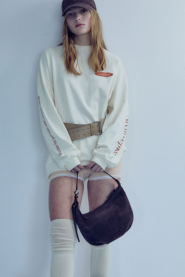 Luv moon bag(스웨이드 브라운)은 부드러운 스웨이드와 양가죽 소재로 제작되어 매트한 질감과 자연스러운 주름이 돋보이는 미디엄 사이즈의 호보백입니다. 미니멀하고 캐주얼한 스타일에 잘 어울리며, 하트 스토퍼와 슬라이더 디자인 장식이 특징입니다. 반원 모양에 오픈형 잠금 방식을 채택하여 편안하게 사용할 수 있으며, 사이즈 조절이 가능합니다. 데일리 백으로 활용하기 좋으며, 털 빠짐 현상과 수분에 취약하니 주의하여 사용해야 합니다. 더스트백이 포함되어 있습니다.
