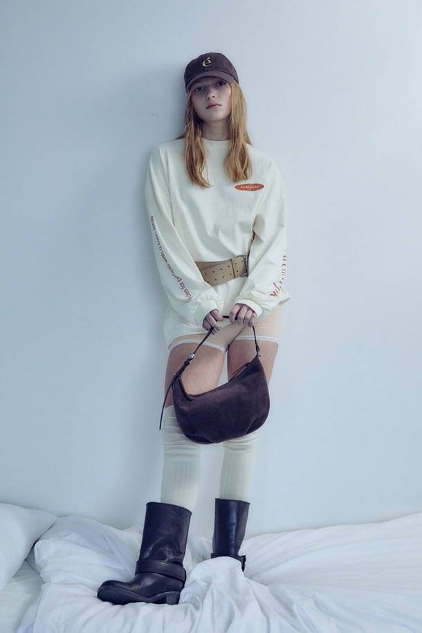 Luv moon bag(스웨이드 브라운)은 부드러운 스웨이드와 양가죽 소재로 제작되어 매트한 질감과 자연스러운 주름이 돋보이는 미디엄 사이즈의 호보백입니다. 미니멀하고 캐주얼한 스타일에 잘 어울리며, 하트 스토퍼와 슬라이더 디자인 장식이 특징입니다. 반원 모양에 오픈형 잠금 방식을 채택하여 편안하게 사용할 수 있으며, 사이즈 조절이 가능합니다. 데일리 백으로 활용하기 좋으며, 털 빠짐 현상과 수분에 취약하니 주의하여 사용해야 합니다. 더스트백이 포함되어 있습니다.
