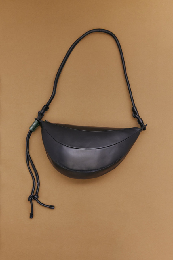 Fling bag(딥 슬립)은 여성용으로, 미니멀하고 베이직한 스타일을 추구하는 분들을 위한 블랙 색상의 스몰 사이즈 반원형 숄더백/크로스백입니다. 합성가죽 소재에 무지 패턴으로 깔끔함을 더했으며, 지퍼형 잠금 방식으로 소지품을 안전하게 보관할 수 있습니다. 일상 용도로 활용하기 좋으며, 클래식한 무드를 연출합니다. 심플한 디자인으로 어떤 룩에도 잘 어울려 데일리백으로 손색없습니다.
