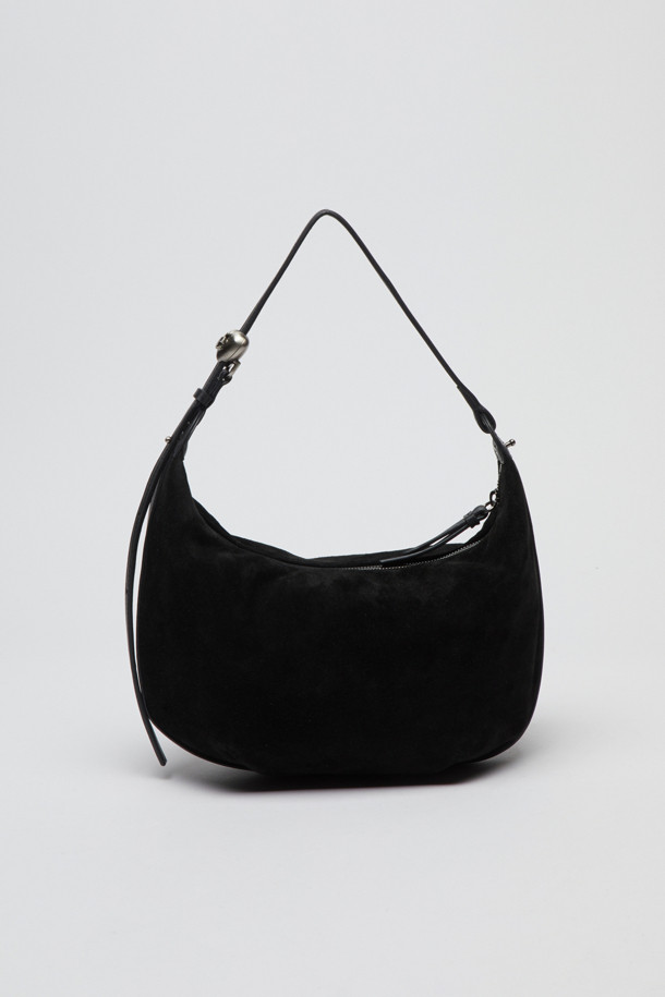 Luv moon bag(스웨이드 블랙)은 부드럽고 매트한 촉감의 스웨이드와 양가죽 소재의 미디엄 사이즈 호보백입니다. 하트 스토퍼 디자인과 반원 모양이 특징이며, 길이 조절이 가능합니다. 블랙 컬러의 무지 디자인으로, 클래식, 미니멀, 시크 스타일을 연출하는 데 적합합니다. 데이트룩, 모임룩, 소개팅룩에 매치하여 세련된 분위기를 더할 수 있습니다. 다만, 털날림과 이염에 취약하며, 물, 땀, 습기에 주의하여 사용해야 합니다.
