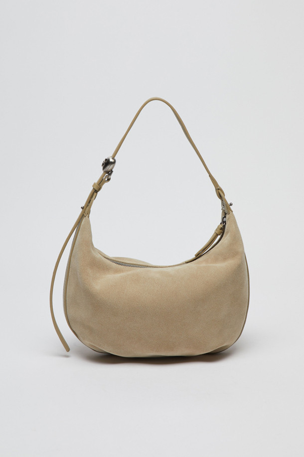 Luv moon bag(스웨이드 크림)은 부드러운 소가죽과 매트한 스웨이드 소재의 조화가 돋보이는 여성용 호보백입니다. 미디엄 사이즈의 반달형 디자인으로, 하트 스토퍼와 슬라이드 디테일이 돋보이며 데일리백으로 활용하기 좋습니다. 크림 컬러의 무지 디자인으로 미니멀하고 클래식한 스타일을 연출하며, 사이즈 및 스트랩 조절이 가능하여 실용성을 더했습니다. 부드러운 촉감과 더스트백 포함으로 소장 가치를 높였습니다. 일상에서 편안하게 사용할 수 있는 가방입니다.
