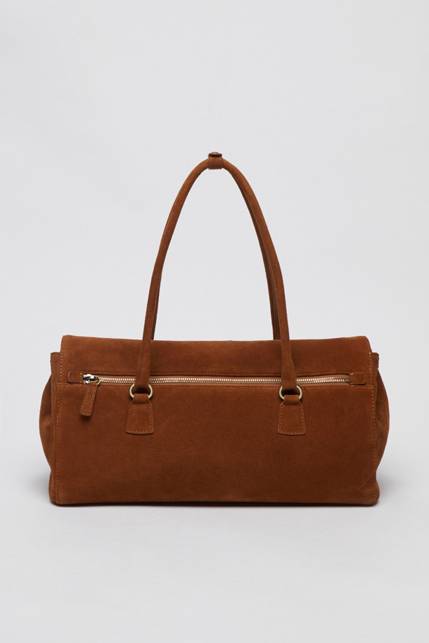 Luv lock duffle bag(스웨이드 카라멜)은 클래식하고 미니멀한 스타일을 추구하는 여성분들을 위한 라지 사이즈 더플백입니다. 부드러운 스웨이드 소재와 따뜻한 카라멜 컬러가 고급스러운 분위기를 자아내며, 버클형 잠금 방식으로 디자인의 포인트를 더했습니다. 여행룩, 휴가룩에 잘 어울리며, 넉넉한 수납공간과 손잡이 디테일로 실용성까지 갖춘 제품입니다. 원통형 디자인으로 클래식한 매력을 더했습니다.
