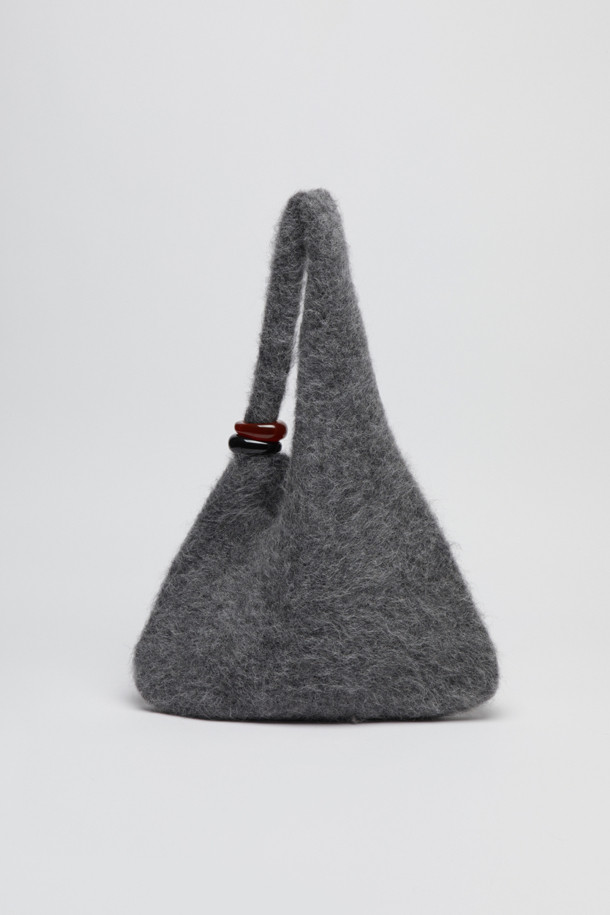Formica knit bag(Grey)는 부드러운 알파카, 나일론, 스판덱스, 울, 니트 소재로 제작된 여성용 니트백입니다. 미디엄 사이즈의 가방으로, 그레이 색상에 호마이카 장식이 돋보이며, 무지 패턴의 비대칭 및 사각 디자인이 특징입니다. 오픈형 잠금 방식을 갖춘 숄더백 또는 토트백으로, 가볍고 헤어리한 소재감과 유연한 형태가 특징이며 신축성이 있어 편안하게 사용 가능합니다. 데이트룩, 모임룩, 미니멀, 클래식 스타일 연출에 적합합니다.
