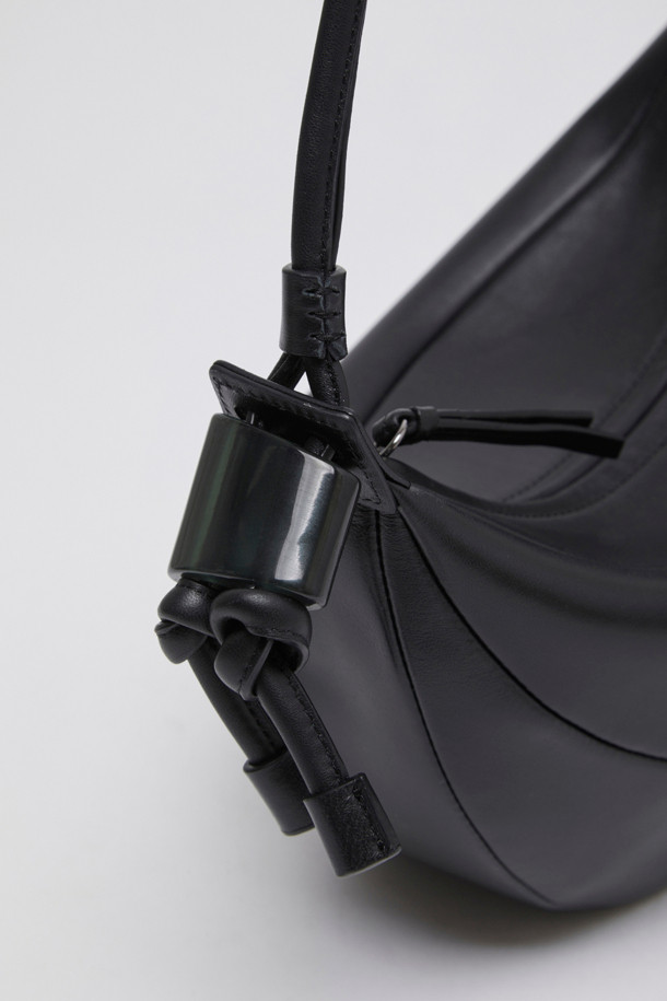 Fling bag(딥 슬립)은 여성용으로, 미니멀하고 베이직한 스타일을 추구하는 분들을 위한 블랙 색상의 스몰 사이즈 반원형 숄더백/크로스백입니다. 합성가죽 소재에 무지 패턴으로 깔끔함을 더했으며, 지퍼형 잠금 방식으로 소지품을 안전하게 보관할 수 있습니다. 일상 용도로 활용하기 좋으며, 클래식한 무드를 연출합니다. 심플한 디자인으로 어떤 룩에도 잘 어울려 데일리백으로 손색없습니다.
