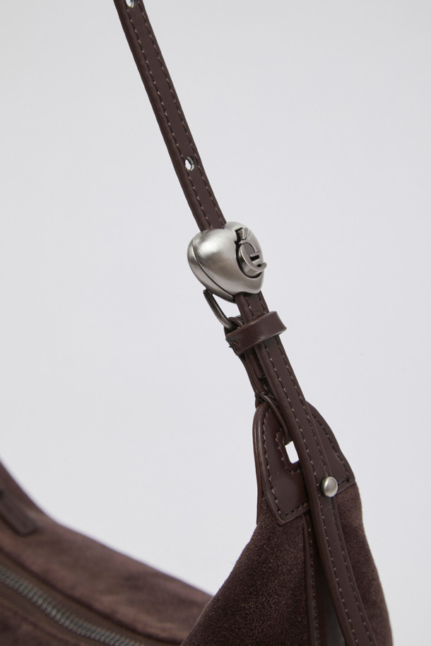 Luv moon bag(스웨이드 브라운)은 부드러운 스웨이드와 양가죽 소재로 제작되어 매트한 질감과 자연스러운 주름이 돋보이는 미디엄 사이즈의 호보백입니다. 미니멀하고 캐주얼한 스타일에 잘 어울리며, 하트 스토퍼와 슬라이더 디자인 장식이 특징입니다. 반원 모양에 오픈형 잠금 방식을 채택하여 편안하게 사용할 수 있으며, 사이즈 조절이 가능합니다. 데일리 백으로 활용하기 좋으며, 털 빠짐 현상과 수분에 취약하니 주의하여 사용해야 합니다. 더스트백이 포함되어 있습니다.
