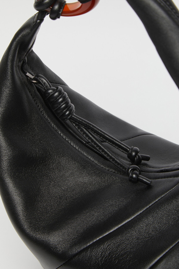 미니 플링 트위스트 백(Deep sleep)은 여성용 미니 백으로, 미니멀하고 모던한 스타일을 추구하는 분들을 위한 제품입니다. 블랙 컬러의 합성가죽 소재로 제작되었으며, 무지 디자인에 트위스트 디자인 장식이 더해져 세련된 느낌을 줍니다. 반원 모양의 가방으로, 자석형 잠금방식과 크로스백, 숄더백으로 활용 가능한 실용성을 갖췄습니다. 데이트룩, 모임룩 등 다양한 TPO에 어울리며, 미니멀, 클래식, 시크한 스타일을 연출하기 좋습니다. 일상생활에서 간편하게 사용할 수 있는 아이템입니다.
