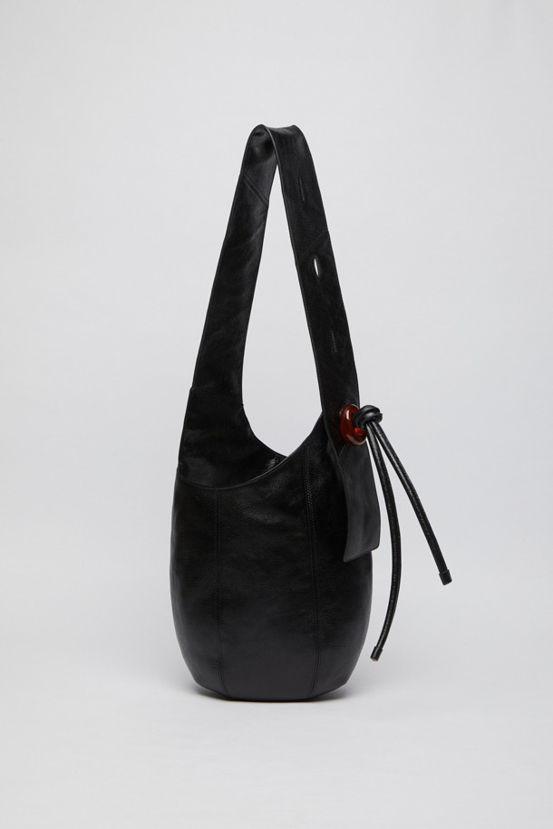 세련된 스타일을 완성하는 Fling pot bag(딥 슬립)을 소개합니다. 여성용 숄더백과 크로스백으로 활용 가능한 미디엄 사이즈 가방이며, 블랙 색상에 무지 패턴으로 어떤 옷차림에도 잘 어울립니다. 합성가죽 소재로 제작되어 고급스러운 느낌을 주며, 반원 형태와 지퍼형 잠금 방식으로 디자인되었습니다. 데이트룩, 모임룩, 출근룩 등 다양한 TPO에 미니멀, 클래식, 시크한 스타일을 더해줍니다.
