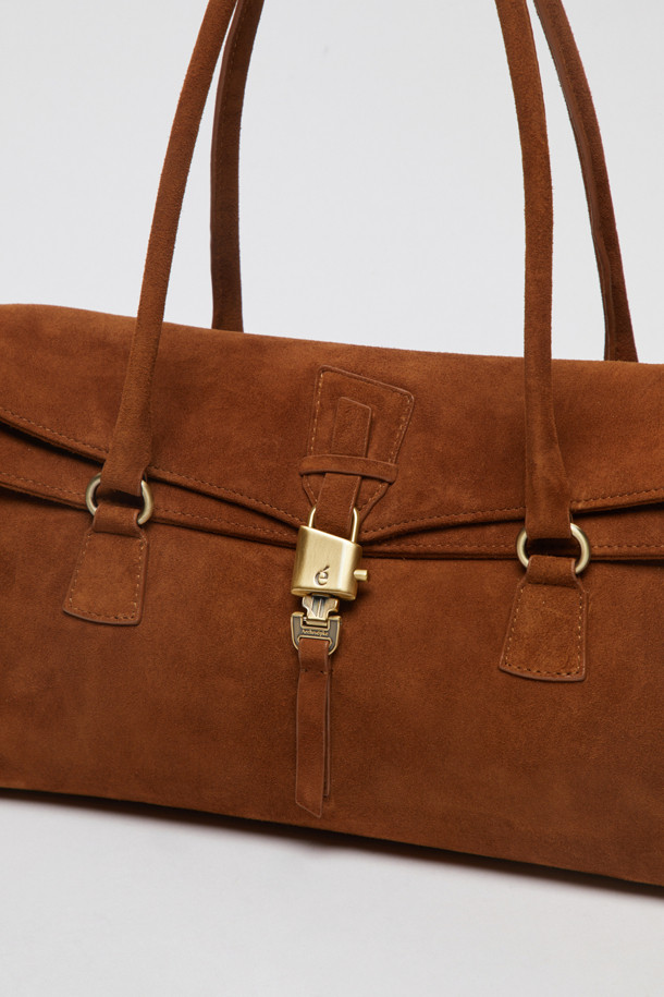 Luv lock duffle bag(스웨이드 카라멜)은 클래식하고 미니멀한 스타일을 추구하는 여성분들을 위한 라지 사이즈 더플백입니다. 부드러운 스웨이드 소재와 따뜻한 카라멜 컬러가 고급스러운 분위기를 자아내며, 버클형 잠금 방식으로 디자인의 포인트를 더했습니다. 여행룩, 휴가룩에 잘 어울리며, 넉넉한 수납공간과 손잡이 디테일로 실용성까지 갖춘 제품입니다. 원통형 디자인으로 클래식한 매력을 더했습니다.
