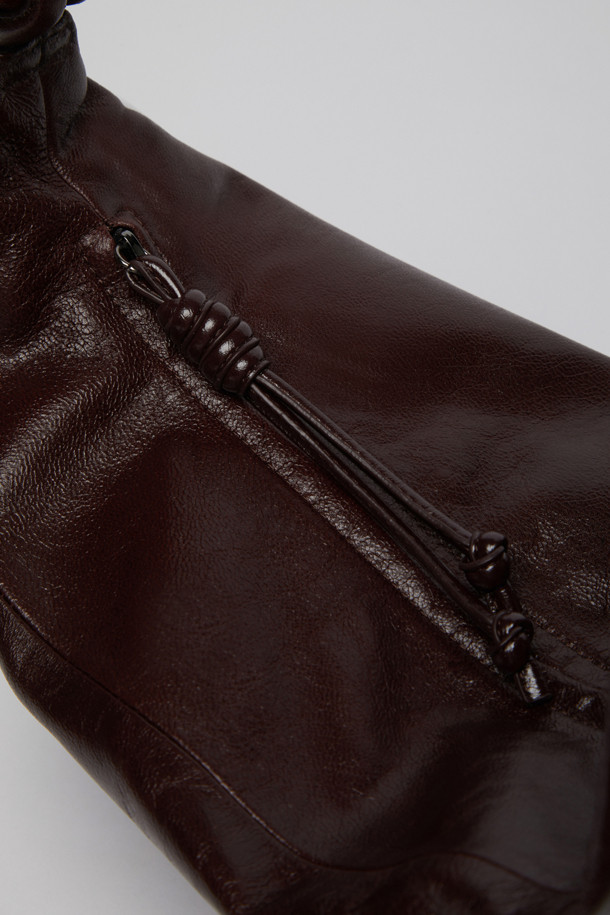 Fling(플링) 메신저백(Glossy crack burgundy)은 광택이 돋보이는 크랙 텍스처의 버건디 컬러 합성가죽 여성 메신저백입니다. 미디엄 사이즈의 반원 형태 디자인으로, 지퍼형 잠금 방식으로 내용물을 안전하게 보관할 수 있습니다. 캐주얼 및 미니멀 스타일에 잘 어울리며, 일상에서 크로스백으로 편안하게 착용할 수 있습니다. 심플하면서도 세련된 디자인으로 어떤 옷차림에도 잘 어울립니다.
