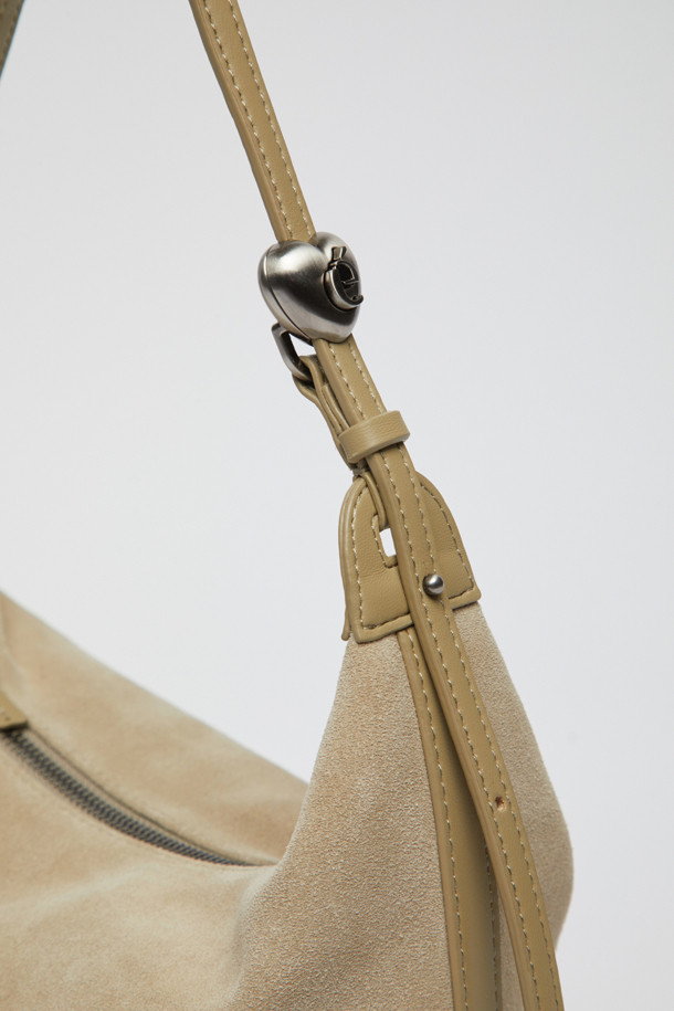 Luv moon bag(스웨이드 크림)은 부드러운 소가죽과 매트한 스웨이드 소재의 조화가 돋보이는 여성용 호보백입니다. 미디엄 사이즈의 반달형 디자인으로, 하트 스토퍼와 슬라이드 디테일이 돋보이며 데일리백으로 활용하기 좋습니다. 크림 컬러의 무지 디자인으로 미니멀하고 클래식한 스타일을 연출하며, 사이즈 및 스트랩 조절이 가능하여 실용성을 더했습니다. 부드러운 촉감과 더스트백 포함으로 소장 가치를 높였습니다. 일상에서 편안하게 사용할 수 있는 가방입니다.
