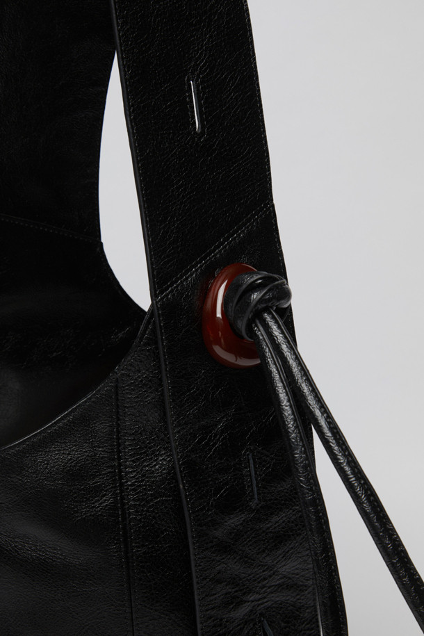 세련된 스타일을 완성하는 Fling pot bag(딥 슬립)을 소개합니다. 여성용 숄더백과 크로스백으로 활용 가능한 미디엄 사이즈 가방이며, 블랙 색상에 무지 패턴으로 어떤 옷차림에도 잘 어울립니다. 합성가죽 소재로 제작되어 고급스러운 느낌을 주며, 반원 형태와 지퍼형 잠금 방식으로 디자인되었습니다. 데이트룩, 모임룩, 출근룩 등 다양한 TPO에 미니멀, 클래식, 시크한 스타일을 더해줍니다.
