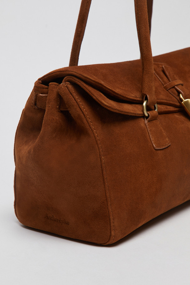 Luv lock duffle bag(스웨이드 카라멜)은 클래식하고 미니멀한 스타일을 추구하는 여성분들을 위한 라지 사이즈 더플백입니다. 부드러운 스웨이드 소재와 따뜻한 카라멜 컬러가 고급스러운 분위기를 자아내며, 버클형 잠금 방식으로 디자인의 포인트를 더했습니다. 여행룩, 휴가룩에 잘 어울리며, 넉넉한 수납공간과 손잡이 디테일로 실용성까지 갖춘 제품입니다. 원통형 디자인으로 클래식한 매력을 더했습니다.
