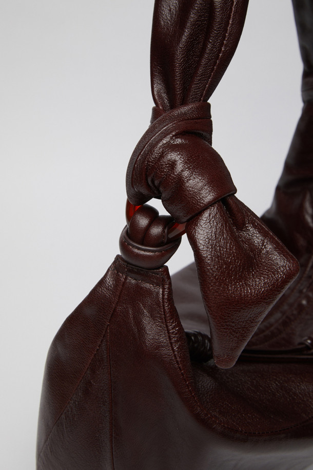 Fling(플링) 메신저백(Glossy crack burgundy)은 광택이 돋보이는 크랙 텍스처의 버건디 컬러 합성가죽 여성 메신저백입니다. 미디엄 사이즈의 반원 형태 디자인으로, 지퍼형 잠금 방식으로 내용물을 안전하게 보관할 수 있습니다. 캐주얼 및 미니멀 스타일에 잘 어울리며, 일상에서 크로스백으로 편안하게 착용할 수 있습니다. 심플하면서도 세련된 디자인으로 어떤 옷차림에도 잘 어울립니다.
