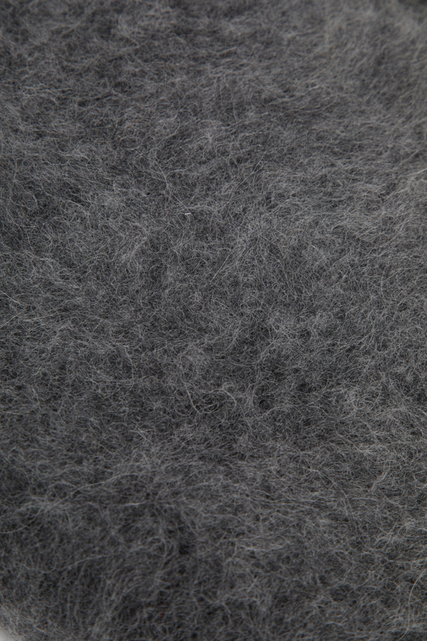 Formica knit bag(Grey)는 부드러운 알파카, 나일론, 스판덱스, 울, 니트 소재로 제작된 여성용 니트백입니다. 미디엄 사이즈의 가방으로, 그레이 색상에 호마이카 장식이 돋보이며, 무지 패턴의 비대칭 및 사각 디자인이 특징입니다. 오픈형 잠금 방식을 갖춘 숄더백 또는 토트백으로, 가볍고 헤어리한 소재감과 유연한 형태가 특징이며 신축성이 있어 편안하게 사용 가능합니다. 데이트룩, 모임룩, 미니멀, 클래식 스타일 연출에 적합합니다.
