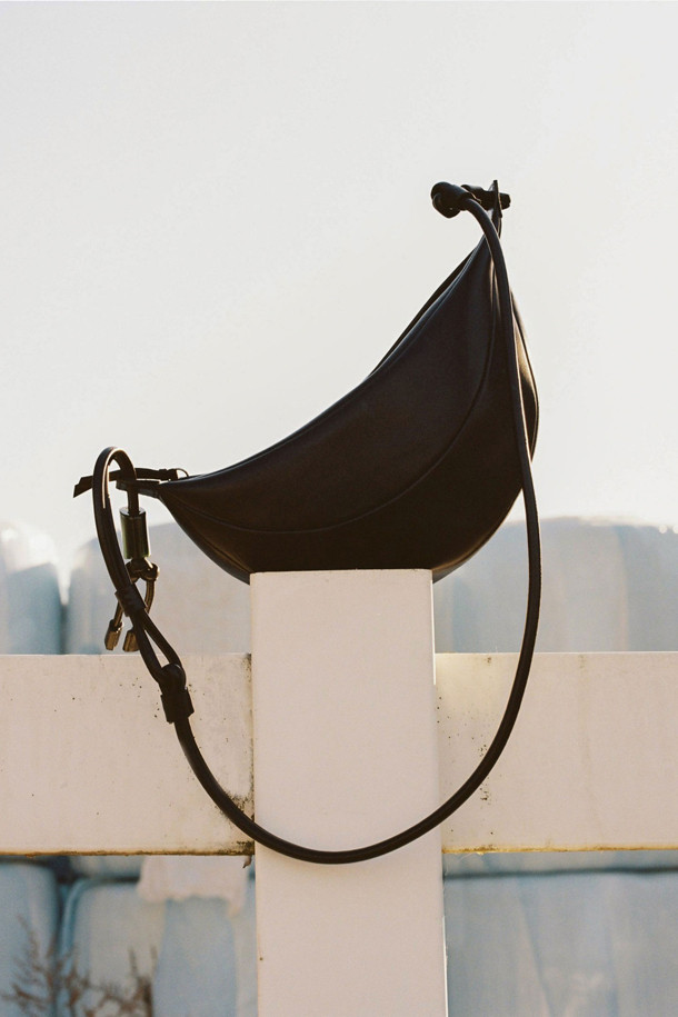 Fling bag(딥 슬립)은 여성용으로, 미니멀하고 베이직한 스타일을 추구하는 분들을 위한 블랙 색상의 스몰 사이즈 반원형 숄더백/크로스백입니다. 합성가죽 소재에 무지 패턴으로 깔끔함을 더했으며, 지퍼형 잠금 방식으로 소지품을 안전하게 보관할 수 있습니다. 일상 용도로 활용하기 좋으며, 클래식한 무드를 연출합니다. 심플한 디자인으로 어떤 룩에도 잘 어울려 데일리백으로 손색없습니다.
