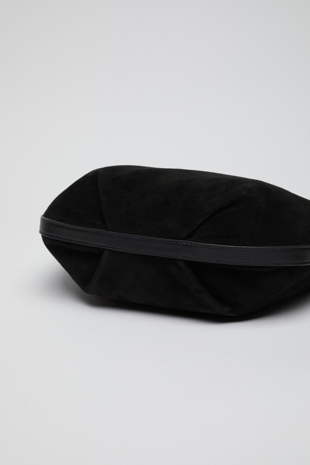 Luv moon bag(스웨이드 블랙)은 부드럽고 매트한 촉감의 스웨이드와 양가죽 소재의 미디엄 사이즈 호보백입니다. 하트 스토퍼 디자인과 반원 모양이 특징이며, 길이 조절이 가능합니다. 블랙 컬러의 무지 디자인으로, 클래식, 미니멀, 시크 스타일을 연출하는 데 적합합니다. 데이트룩, 모임룩, 소개팅룩에 매치하여 세련된 분위기를 더할 수 있습니다. 다만, 털날림과 이염에 취약하며, 물, 땀, 습기에 주의하여 사용해야 합니다.
