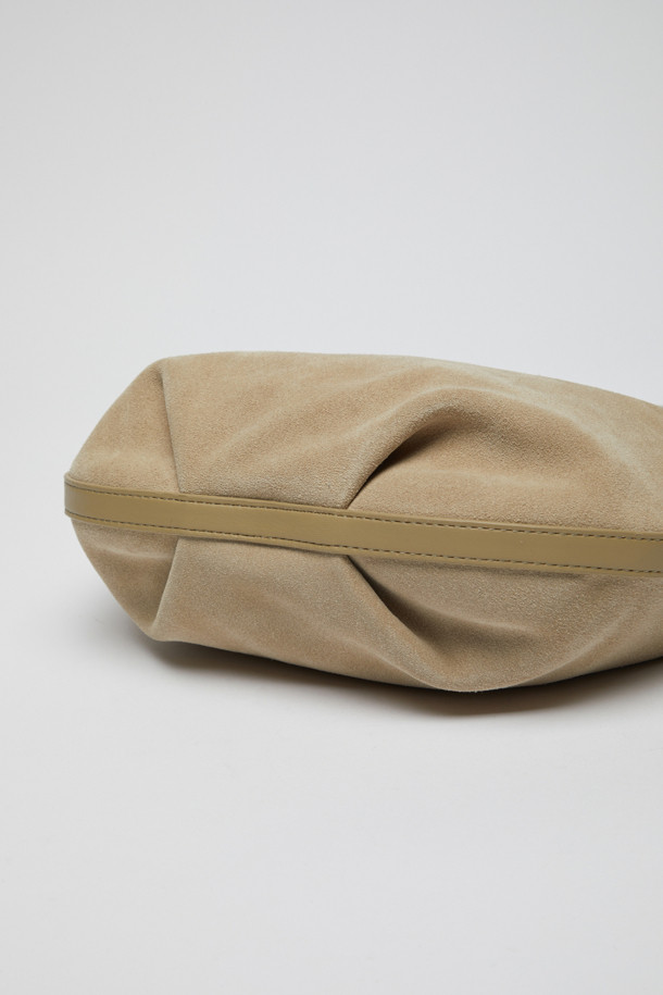 Luv moon bag(스웨이드 크림)은 부드러운 소가죽과 매트한 스웨이드 소재의 조화가 돋보이는 여성용 호보백입니다. 미디엄 사이즈의 반달형 디자인으로, 하트 스토퍼와 슬라이드 디테일이 돋보이며 데일리백으로 활용하기 좋습니다. 크림 컬러의 무지 디자인으로 미니멀하고 클래식한 스타일을 연출하며, 사이즈 및 스트랩 조절이 가능하여 실용성을 더했습니다. 부드러운 촉감과 더스트백 포함으로 소장 가치를 높였습니다. 일상에서 편안하게 사용할 수 있는 가방입니다.
