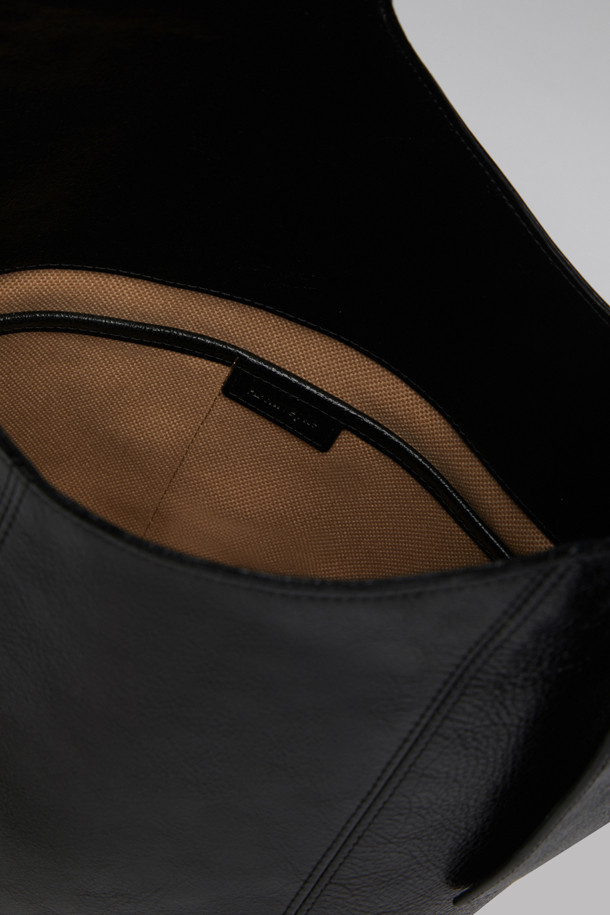 세련된 스타일을 완성하는 Fling pot bag(딥 슬립)을 소개합니다. 여성용 숄더백과 크로스백으로 활용 가능한 미디엄 사이즈 가방이며, 블랙 색상에 무지 패턴으로 어떤 옷차림에도 잘 어울립니다. 합성가죽 소재로 제작되어 고급스러운 느낌을 주며, 반원 형태와 지퍼형 잠금 방식으로 디자인되었습니다. 데이트룩, 모임룩, 출근룩 등 다양한 TPO에 미니멀, 클래식, 시크한 스타일을 더해줍니다.
