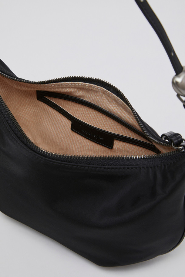 Luv 문 백(Nylon black)은 미니멀, 캐주얼, 클래식 스타일을 즐기는 여성들을 위한 미디엄 사이즈의 호보백입니다. 가볍고 주름이 잘 가지 않는 나일론 소재에 광택감 있는 마감으로 세련됨을 더했으며, 하트 스토퍼와 슬라이더로 길이 조절이 가능한 디자인입니다. 데이트룩, 산책룩, 여행룩 등 다양한 TPO에 활용 가능하며, 지퍼형 잠금 방식으로 내용물을 안전하게 보호합니다. 반원 형태의 무지 디자인으로, 접이식 보관도 가능하며, 더스트 백이 함께 제공됩니다.
